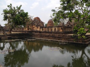 Prasat Muang Tam temple garden photo